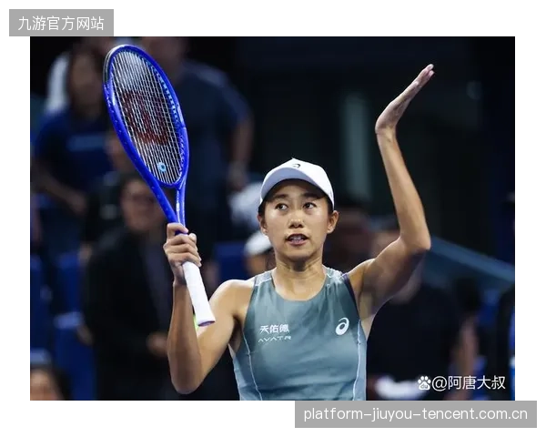 网球老将打嗨了边跳舞边接球：运动与娱乐的完美结合